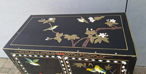 Vintage Chinese karakteristieke zwart gelakte kast. – wandkast, Wood (photo 2 of 5)