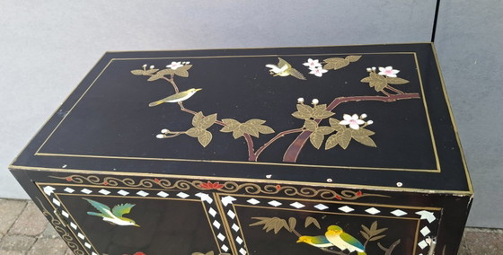 Vintage Chinese karakteristieke zwart gelakte kast. – Xian Arts & Crafts., Wandkast, Wood (photo 2 of 5)