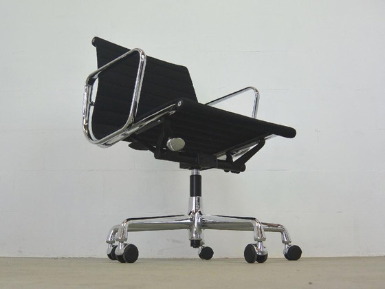 Sedia da ufficio Vitra Ea 117, Charles Eames – Sedie girevoli, Alluminio (photo 6 of 10)