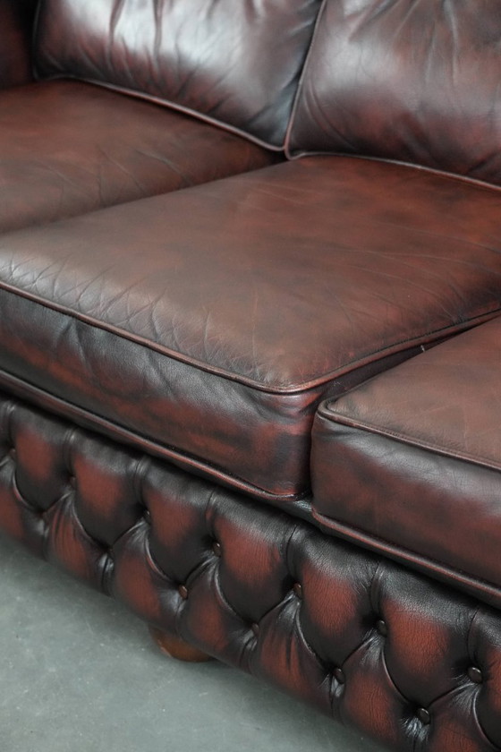 Image 1 of Rotes 2,5-Sitzer-Chesterfield-Sofa auf Rollen im englischen Stil