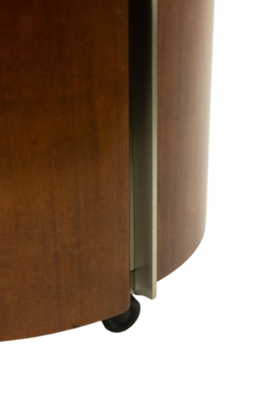 Image 1 of Eugenio Gerli, voor Tecno. Ronde salontafel met geïntegreerde bar. Circa 1960.