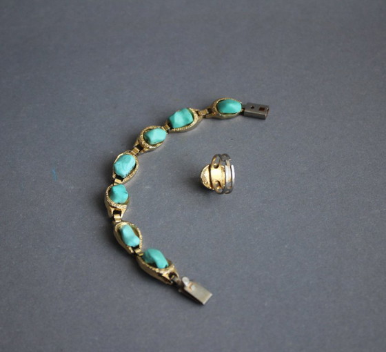 Image 1 of Vintage sieradenset bestaande uit een armband en een ring met turkoois op goudkleurig metaal.