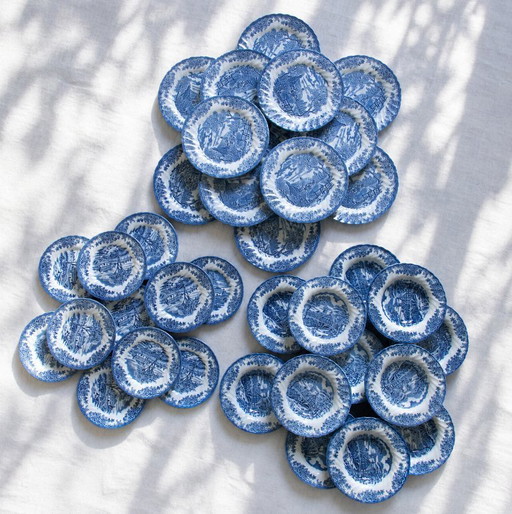 Servizio da tavola inglese di grandi dimensioni, composto da 35 pezzi, firmato Staffordshire Churchille.