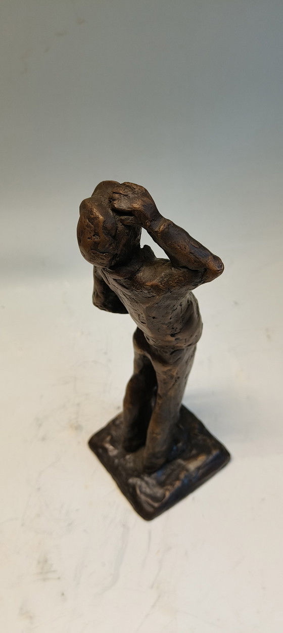 Image 1 of Image de sculpture en bronze et laiton représentant un golfeur, homme suivant