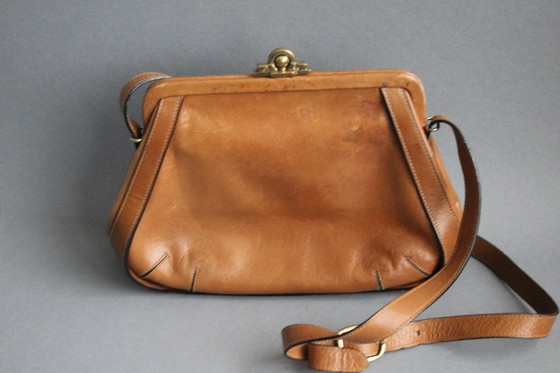 Image 1 of Borsa vintage Etienne Aigner in vera pelle marrone chiaro con chiusura decorativa.