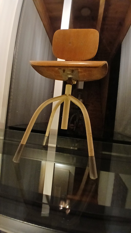 Silla giratoria vintage de taller. Respaldo y base ajustables.