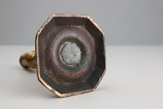 Image 1 of Candelero francés antiguo de cobre de la Alta Época, principios del siglo XVII