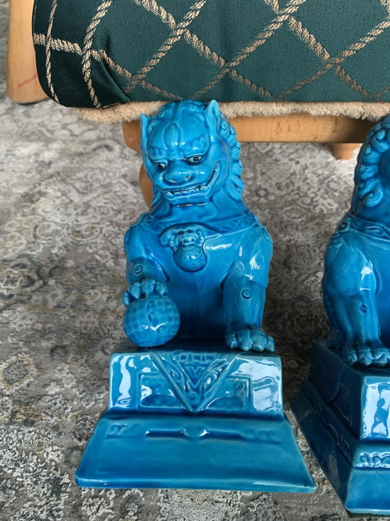 Chinoiserie, par de leones guardianes de templo "Foo Dogs" de los años 50, porcelana de mediados de siglo. (photo 4 of 7)
