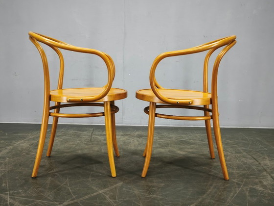 Image 1 of Silla de comedor con brazos TON Modelo 209 de madera curvada de haya, estilo checo, ideal para cafeterías y restaurantes.