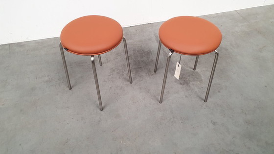 Image 1 of 2 taburetes apilables de bar Hübsch Design en color coñac/níquel marrón