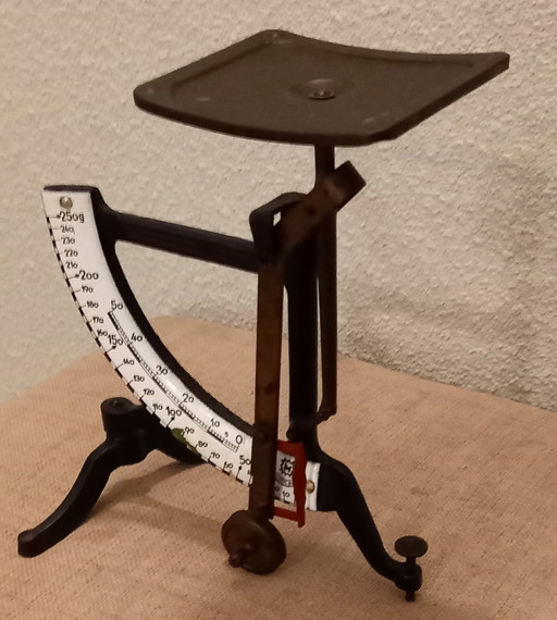 Vintage letter scale Concav