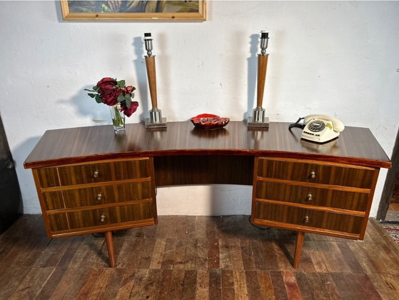Image 1 of Mid-century retro vintage directiebureau van walnoothout van Morris of Glasgow, gebogen uitvoering, 1950-1960. Een eenvoudig en 