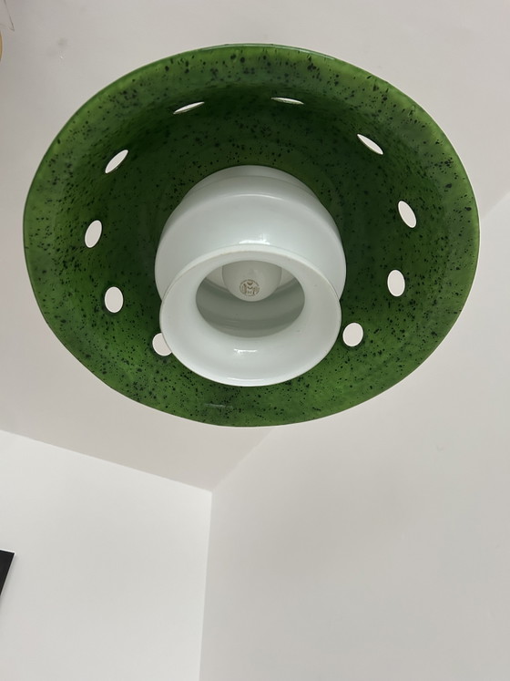 Image 1 of Suspension vintage en émail vert et verre opalin