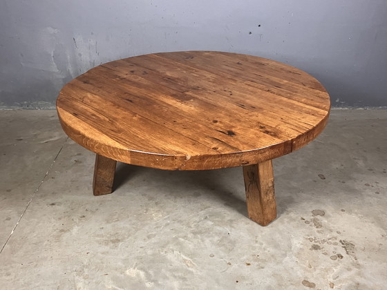 Image 1 of Brutalist eiken salontafel rond driepoot vintage 