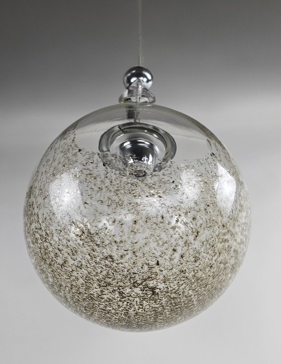 Image 1 of Grande suspension sphérique en verre italien moucheté de gris doré