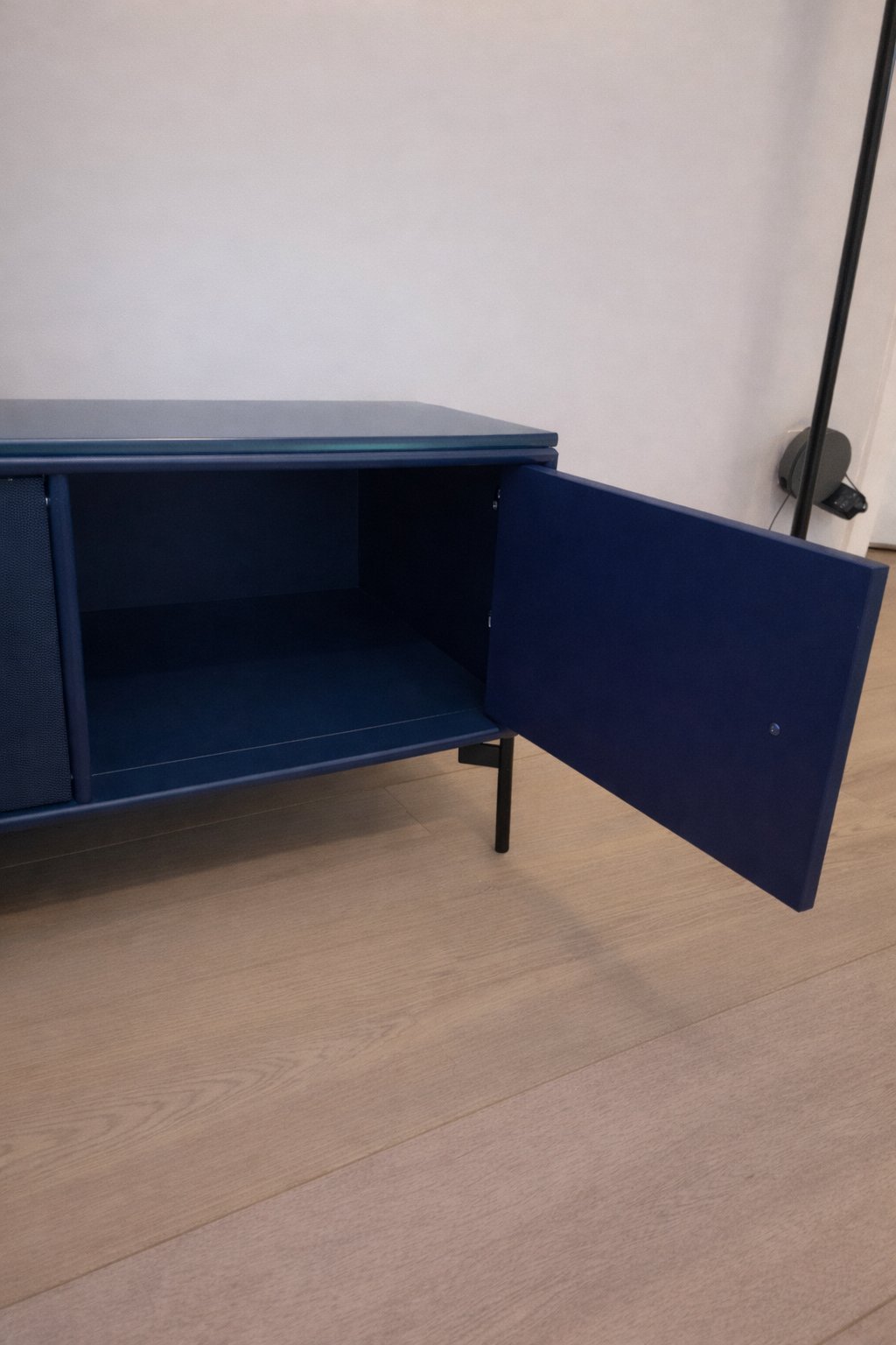 Montana OCTAVE V TV bench – Juniper blue – glass top | €1,800