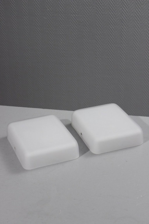 Een paar wandlampen van mat glas, model "IJsland", vintage Habitat, jaren 90.