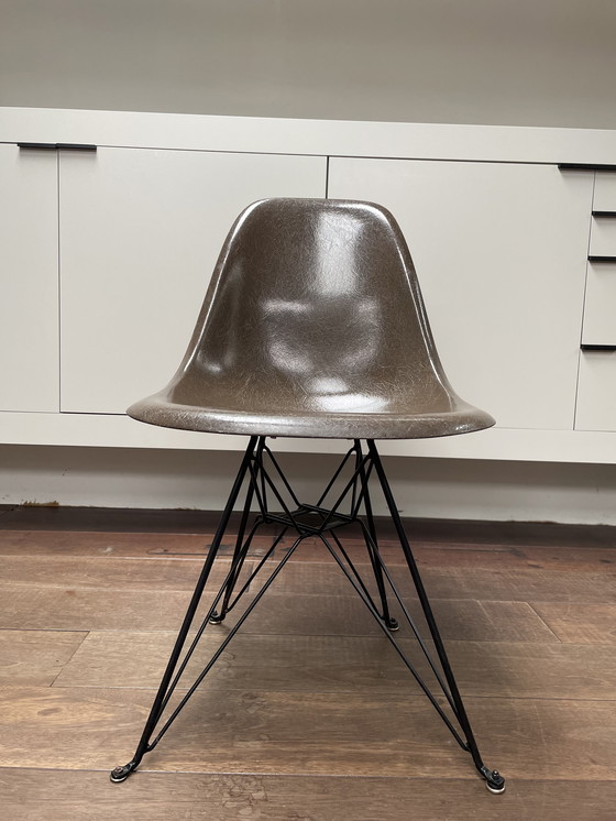 Image 1 of Sedia Eames Herman Miller Vintage in fibra di vetro con base Eiffel