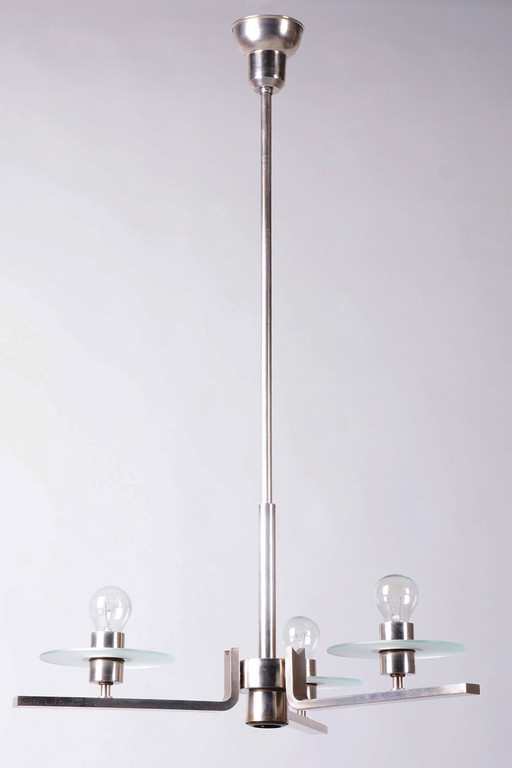 Lustre Bauhaus restauré, acier nickelé, verre opalin, tchèque, années 1930