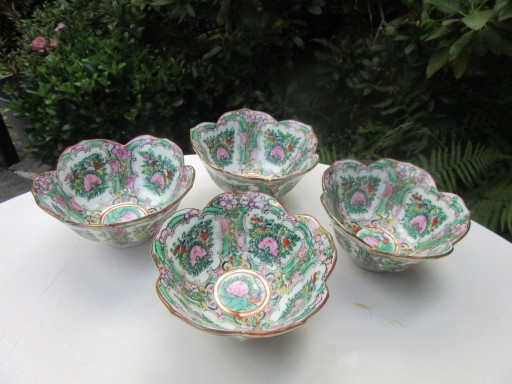 4 petites coupes asiatiques style milieu du siècle