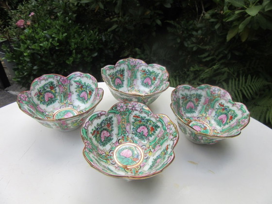 Image 1 of 4 petites coupes Famille Rose, style milieu du siècle