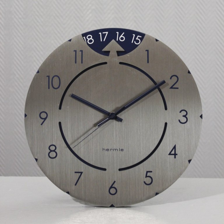 Orologio da parete Hermle vintage con datario in design postmoderno in alluminio, anni '80