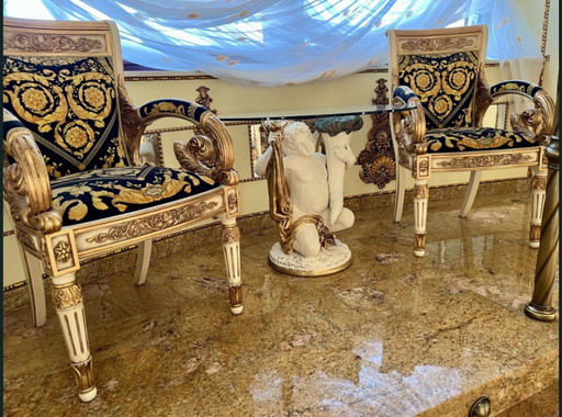 Originele Gianni Versace Home fauteuilset: 2 stoelen + design bijzettafel – Cotton, Wood