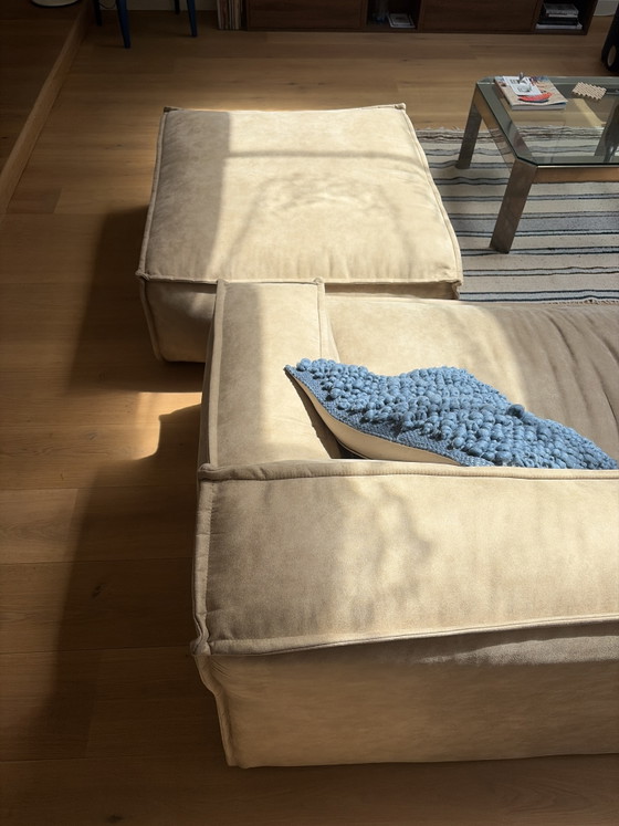 Image 1 of Beige Wildleder-Dreisitzer-Sofa