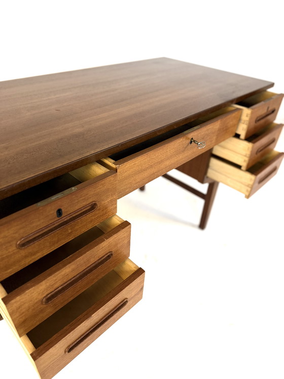 Image 1 of Vintage vrijstaand Deens teakhouten bureau ‘60