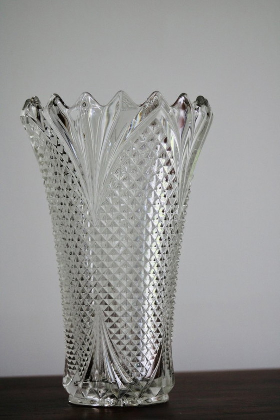Image 1 of Grand vase en cristal taillé – motif à pointes de diamant