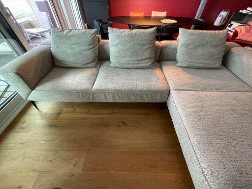 Sofá modular Jori Longueville Landscape con reposabrazos giratorio para asientos adicionales.