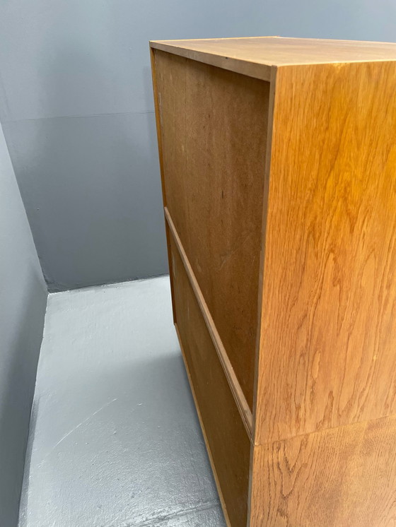 Image 1 of Armoire U-450 en placage de chêne, variante jaune et blanche, Jiří Jiroutek pour Interiér Praha, années 1960