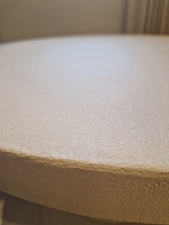 Image 1 of Juego de mesa de centro escultórica artesanal (4 piezas) – Cal mineral y hormigón ciré – Japandi / Wabi-Sabi