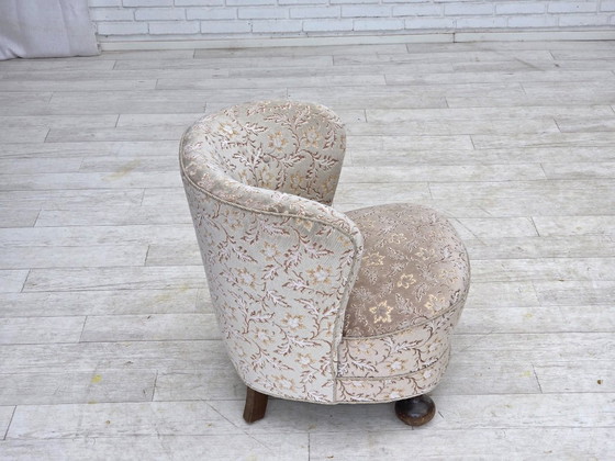Image 1 of Fauteuil danois incurvé des années 1970, revêtement d'origine en velours vert clair/gris.