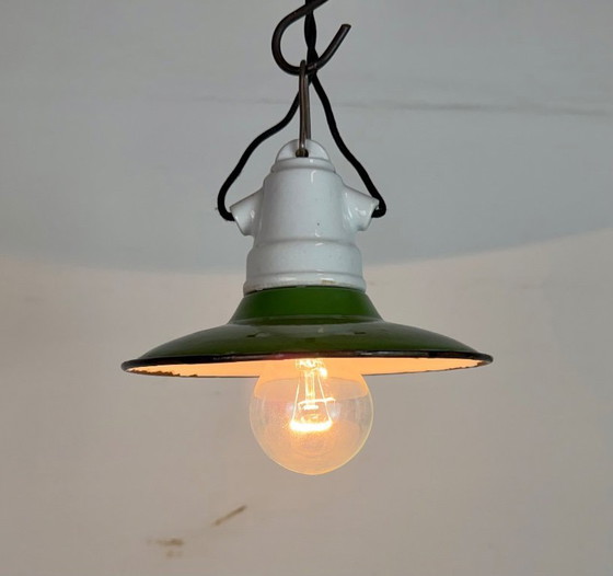 Image 1 of Industrielle Hängelampe aus grüner Emaille, 1950er