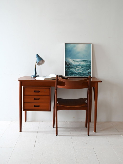Bureau scandinave en teck avec trois tiroirs, années 1950/60