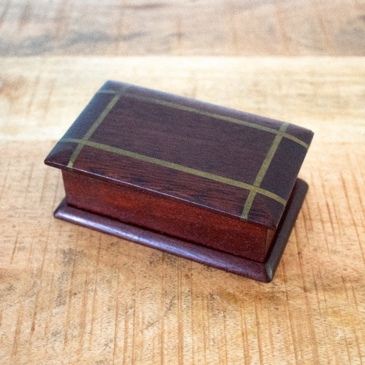 Scatola portafrancobolli vintage in legno con intarsi in ottone.