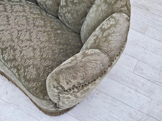 Image 1 of Sofá curvo danés de 2 plazas de los años 60, tapizado en terciopelo verde claro.