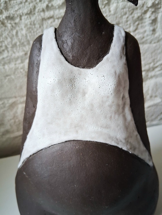 Image 1 of Mooi keramiek beeld van een zwangere vrouw. Kleur is bruin,creme. Kunstenaar is niet bekend,signatuur aanwezig