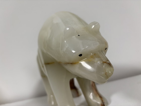 Image 1 of handgeslepen ónix beeldhouwwerk ijsbeer