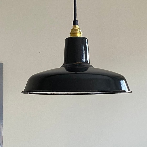 Image 1 of Antieke hanglamp met zwarte geëmailleerde metalen lampenkap.