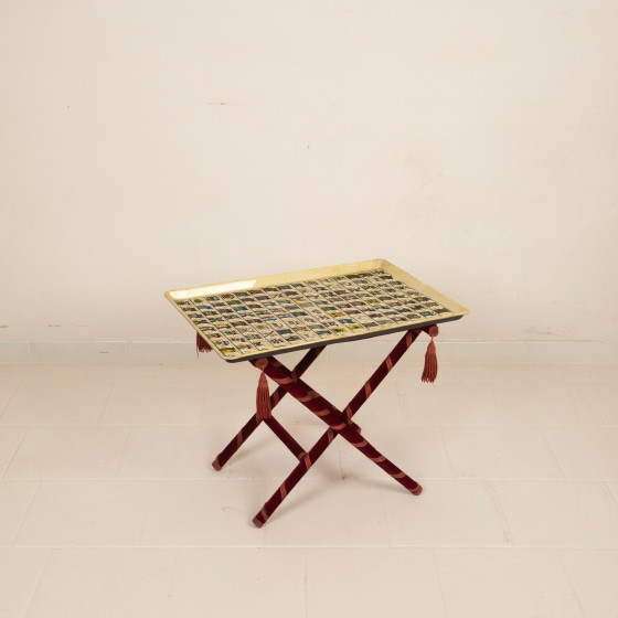 Vassoio araldico di Piero Fornasetti, montato come tavolo su base Foldes, anni '50 – Tavolini, Wood, Velvet (photo 2 of 20)