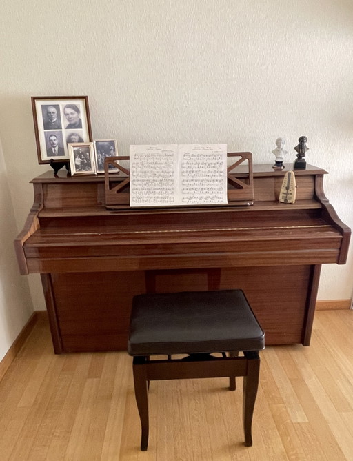 Schitterende Knight Piano K15 In Gepolijst Notenhout – Tijdloze Klasse & Volle Klank