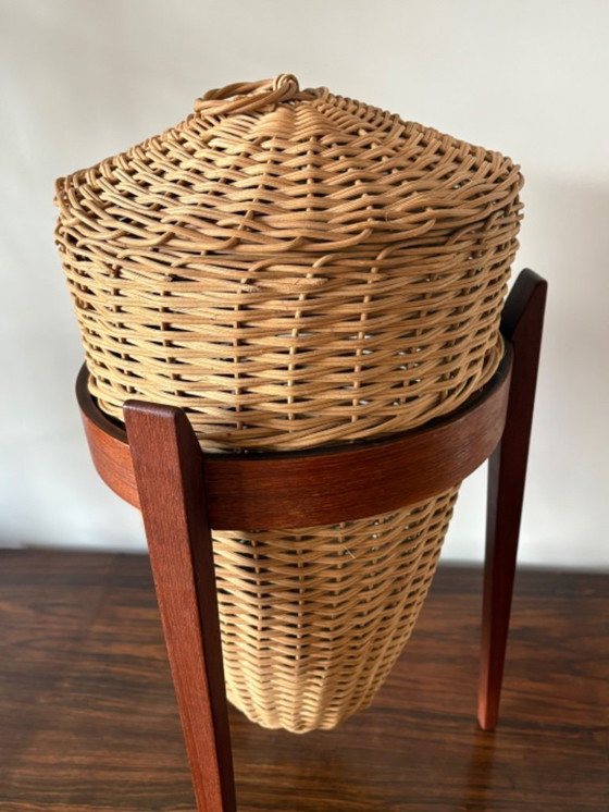 Image 1 of Seltener dänischer Dreibein-Rattankorb von J. Kjaersulf aus den 1960er Jahren