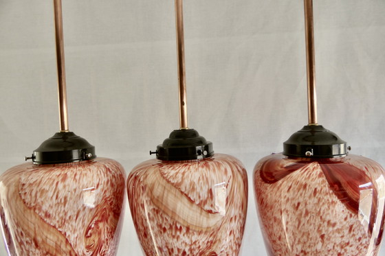 Image 1 of Drie Sfeervolle Druppelvormige Hanglampen van Rood Gemarmerd Opaline Glas