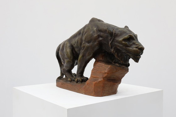 Image 1 of Grande statua in terracotta patinata raffigurante un leone, firmata Richard Aurili (1834–1914), Italia