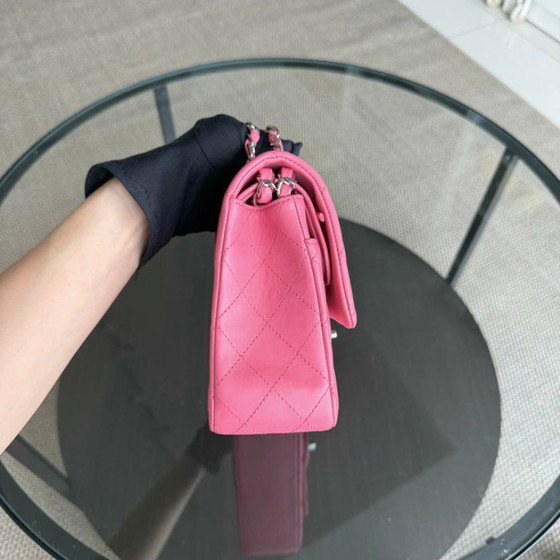 Image 1 of Borsa Chanel Classic Flap Medium - 25 cm in pelle di agnello trapuntata rosa chiaro con finiture argentate, serie 16