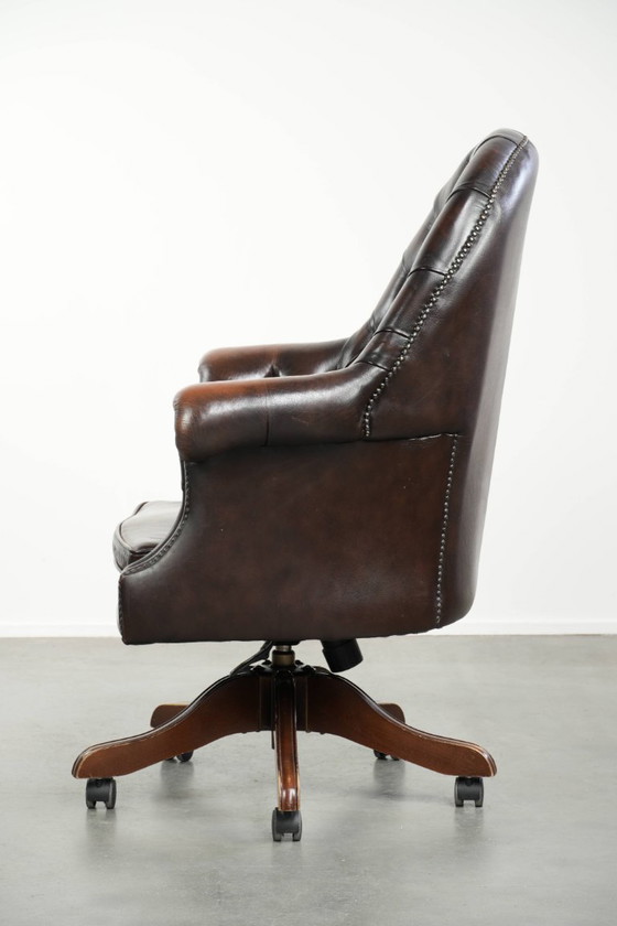 Image 1 of Silla de oficina Chesterfield antigua de piel de vaca marrón con ruedas, de lujoso estilo inglés.