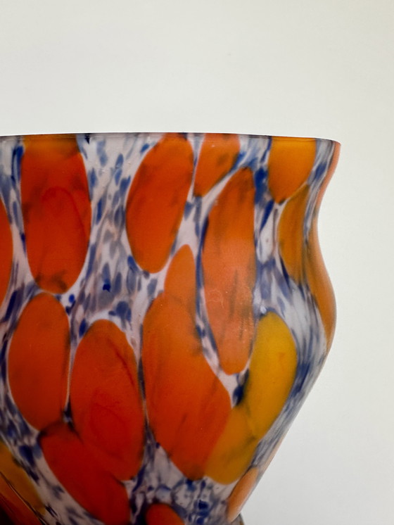 Image 1 of Wilhelm Kralik Söhne Art Deco vaas – Boheems mondgeblazen glas in oranje, geel en wit marmerpatroon (20 cm) | Bohemian Art Deco 