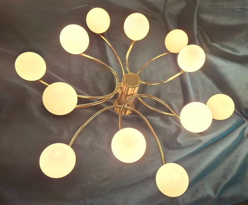 Grote vintage Helestra kroonluchter met 12 melkglazen bollen op een messing frame